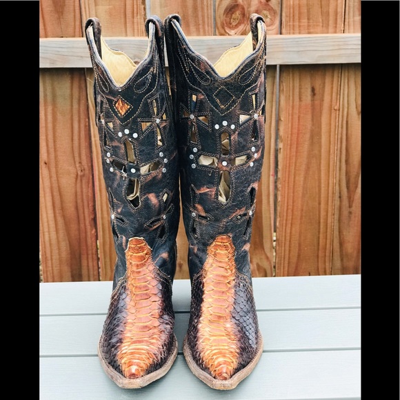 Corral Shoes - Corral  boots Python Cross cowgirl boots size 7M